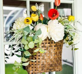 una sencilla cesta primaveral para la puerta con tulipanes
