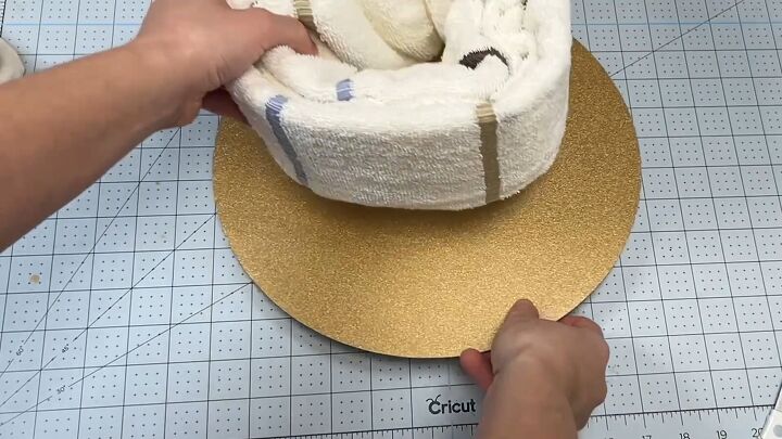 Cake plate as base for towel cake