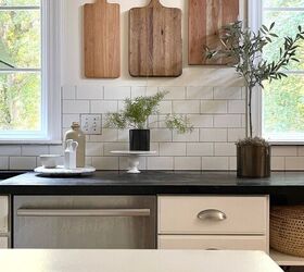 decorar una pared de la cocina con tablas de cortar