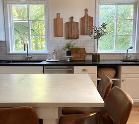 decorar una pared de la cocina con tablas de cortar