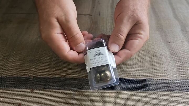Upholstery pins for securing screen