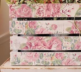 diy decoracin de san valentn, Un caj n de madera cubierto con servilletas de papel florales llenas de flores de imitaci n