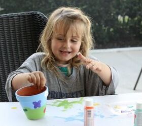 pintar una maceta con flores, Mi hija peque a se lo pas en grande pintando macetas