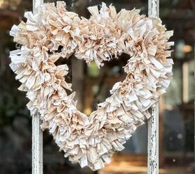 fcil diy rag wreath cmo hacer un corazn neutro, DIY Corona de trapo para colgar en la puerta