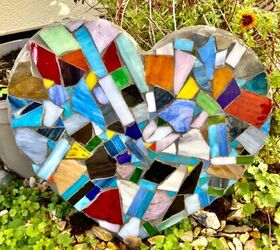 Corazón de mosaico de jardín con recortes de vidrio.