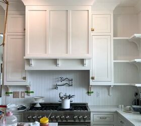 cmo construir estantes abiertos de cocina diy con mnsulas en 7 sencillos pasos, estanterias abiertas con m nsulas en una cocina pintada de blanco