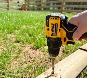 tutorial de cenefa para parque infantil fcil de hacer, un taladro dewalt perforando un agujero en una madera de jard n