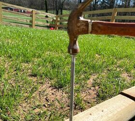 tutorial de cenefa para parque infantil fcil de hacer, un martillo clavando un pincho de jardiner a a trav s de una madera de jardiner a