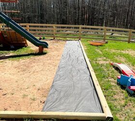 tutorial de cenefa para parque infantil fcil de hacer, la primera hilera de tela de protecci n contra las malas hierbas enrollada en el interior de la barrera f cil de instalar en el parque infantil