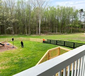 tutorial de cenefa para parque infantil fcil de hacer, dos hombres pintando de negro una valla para caballos en el patio trasero