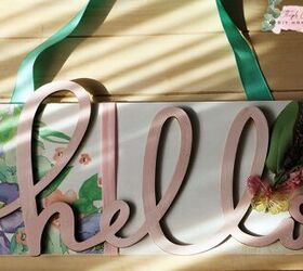 diy letrero de hola de madera un proyecto de decoracin divertido y sencillo, Cartel colgante de madera con flores artificiales y dise o floral decorativo