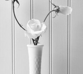 dmosle a esta pared un cambio de imagen muy necesario, rosas blancas en un jarr n de cristal de leche