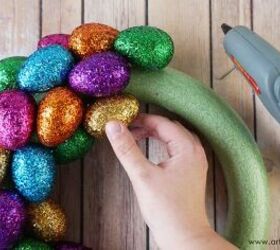 corona de huevos de pascua con purpurina, Corona de huevos de Pascua DIY