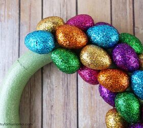 corona de huevos de pascua con purpurina, Guirnalda de huevos de Pascua de bricolaje