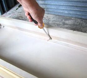 pintar muebles de dos colores, apretar tornillos de muebles en proyecto de pintura