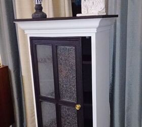 upcycle gabinete de los medios de comunicacin salvado de la basura, Vista de la parte delantera con la puerta entreabierta