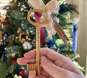 aprende a hacer un adorno navideo vintage con la llave de la primera casa