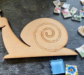 cmo crear un mosaico de jardn con vajilla vintage, Base de caracol de MDF