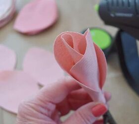 guirnalda de tulipanes de tela fcil de hacer y sin costuras, Tulip n de tela rosa DIY