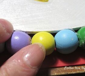 cartel de pascua con guirnalda de abalorios y adhesivos para ventanas