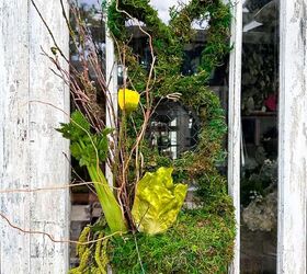 conejito de pascua corona de musgo, A adiendo verduras y flores a la cesta de mi corona de Pascua diy dollar tree