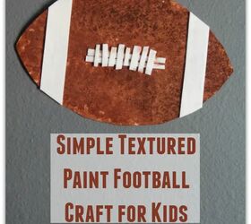 Manualidad para niños de un balón de fútbol con pintura texturizada