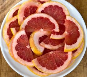 cmo hacer un jarrn creativo con rodajas de ctricos, medias rodajas de pomelo en un plato