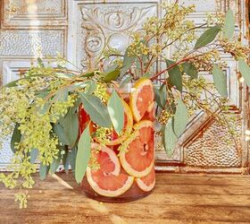 cmo hacer un jarrn creativo con rodajas de ctricos, Eucalipto en un florero con rodajas de pomelo