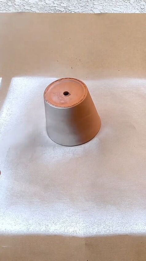 Spray-painting the terracotta pot