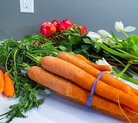 crea un centro de mesa nico para tu mesa de primavera con estas sencillas t, La goma el stica morada que sujeta el manojo de zanahorias resalta sobre su tono naranja