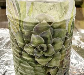 una falsa suculenta sobre una lata de verduras y decorada con una servilleta