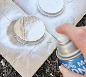 posavasos diy decoupage una tapa de tarro de vela upcycle, Pintar las tapas de madera de blanco para preparar los posavasos de decoupage