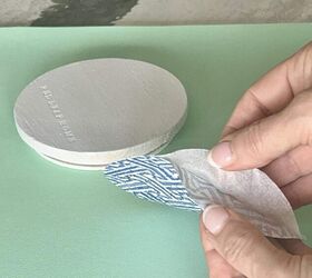 posavasos diy decoupage una tapa de tarro de vela upcycle, Haciendo posavasos de bricolaje decoupage y separando las capas de una servilleta de papel