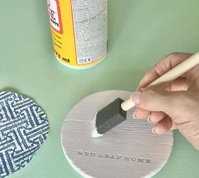 posavasos diy decoupage una tapa de tarro de vela upcycle, Aplicar pegamento Mod Podge para decoupage en la parte superior de la tapa de un tarro de velas pintado