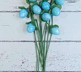 flores de primavera diy con huevos de pascua reciclados, bricolaje de campanillas de invierno azules hechas con huevos de Pascua