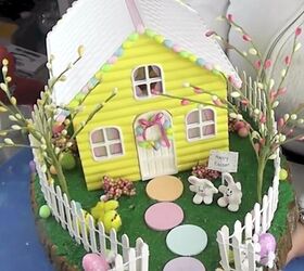 proyecto de resina de pascua de bricolaje de bunny house craft con vdeo, Sujetando la casa del conejo de Pascua terminada con todos los accesorios en su sitio
