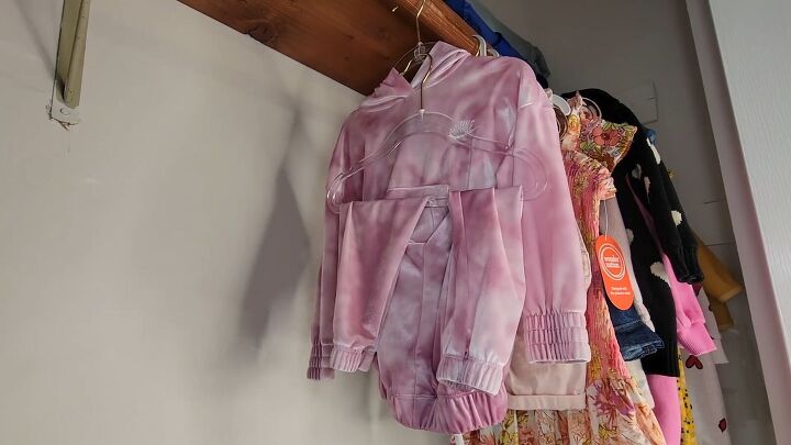 Easy-to-follow clothes hanger hack