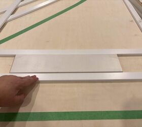 3 proyectos de bricolaje fciles en el guardarropa para mejorar tu espacio, Usando un bloque de madera para espaciar uniformemente