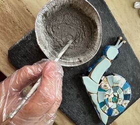 cmo crear un mosaico de jardn con vajilla vintage, Mezclar lechada