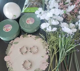 diy de un prado de flores perfecto para pascua o primavera, Materiales para la decoraci n de la mesa del prado de flores incluyendo platos pintados a mano servilleteros oasis flores de imitaci n y musgo