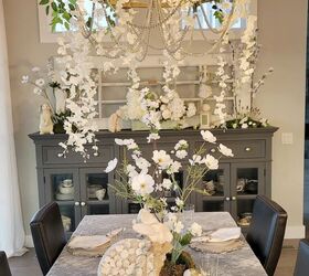 diy de un prado de flores perfecto para pascua o primavera, Conejito de Pascua y flores blancas en una mesa de comedor