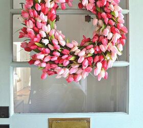cmo hacer una corona de primavera estilo jardn diy, Corona de tulipanes en tonos rosas sobre puerta azul con ventana