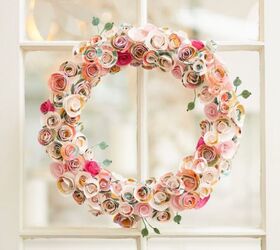 cmo hacer una corona de primavera estilo jardn diy, corona primaveral de flores rosas de papel sobre ventana de cristal