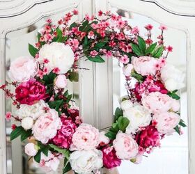 cmo hacer una corona de primavera estilo jardn diy, corona de primavera con peonias rosas y flores de cerezo en la puerta de un armario