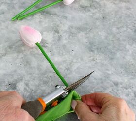 cmo hacer una corona de primavera estilo jardn diy, recorte de tallo de tulip n rosa con cortaalambres