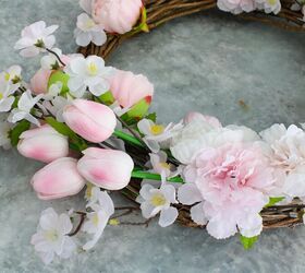 cmo hacer una corona de primavera estilo jardn diy, tulipanes rosas en corona floral de primavera