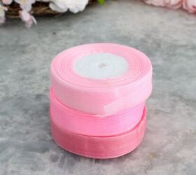 cmo hacer una corona de primavera estilo jardn diy, pila de tres tonos de cinta rosa puro