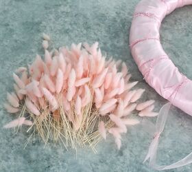 cmo usar tela y flores para hacer una corona de primavera, colas de conejo rosas secas