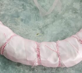cmo usar tela y flores para hacer una corona de primavera, corona envuelta en cinta rosa con lazos de cuerda rosa