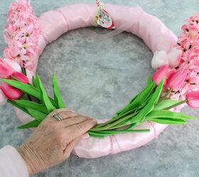 cmo usar tela y flores para hacer una corona de primavera, corona rosa con jacintos rosa p lido y tulipanes rosa brillante